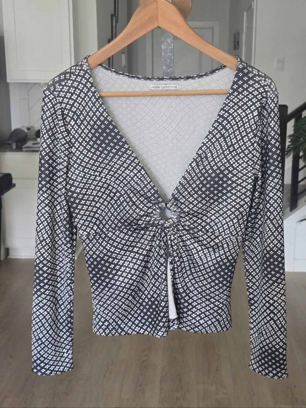 Urban Outfitters Long Sleeve Ring Front Crop Top Sz M Black White Geometric